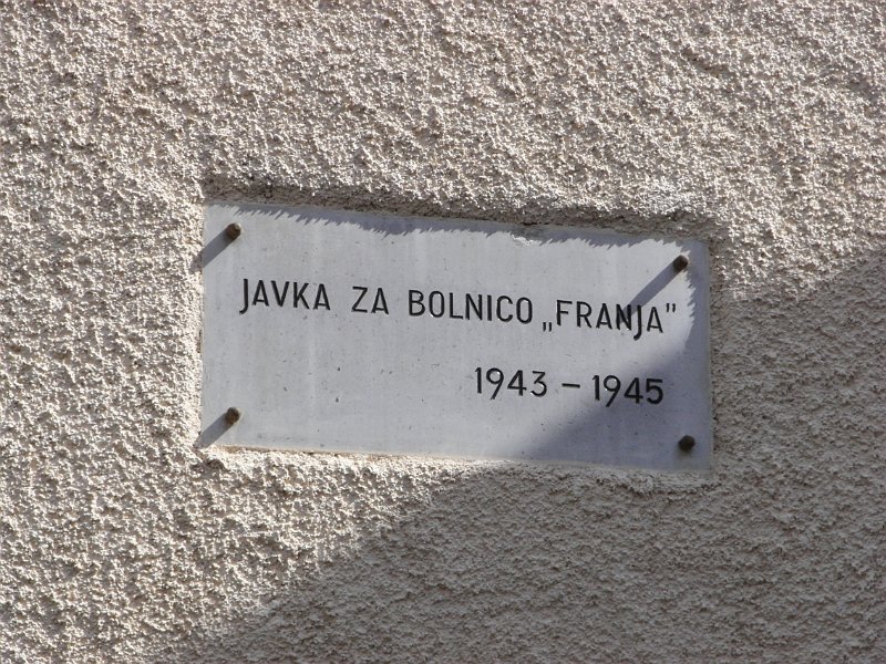 Obeležje z javko SVPBF pod Njivčem2